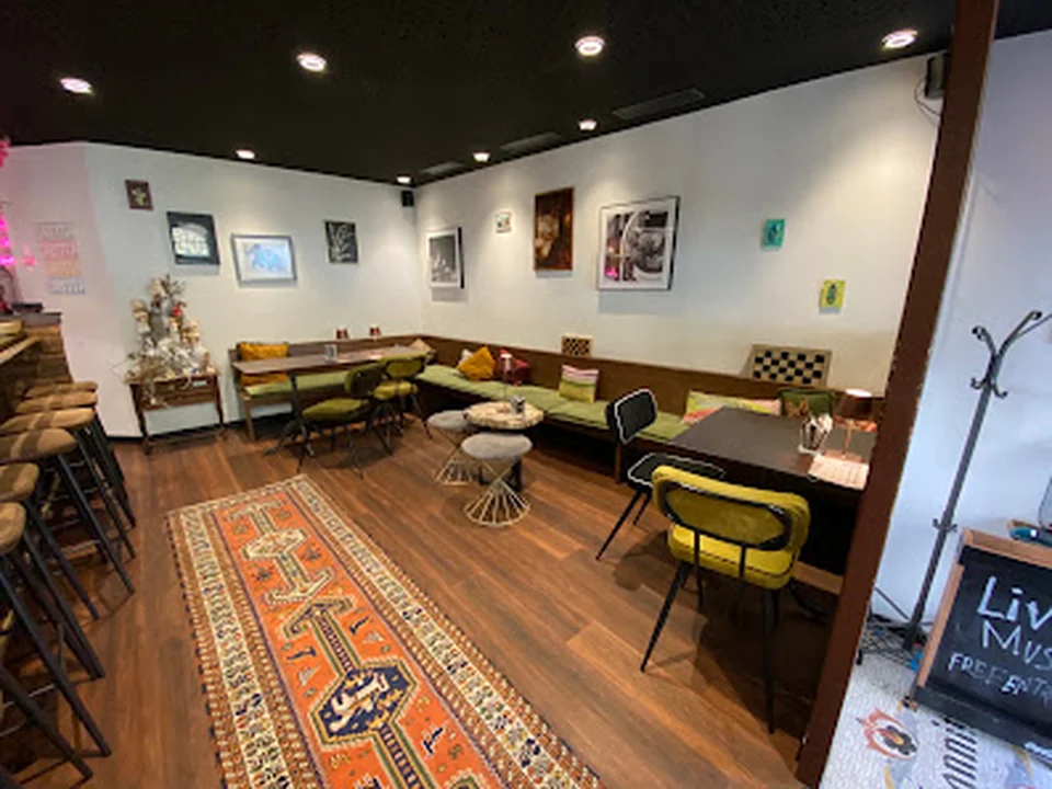 ROBIN'S Bar & Coffee