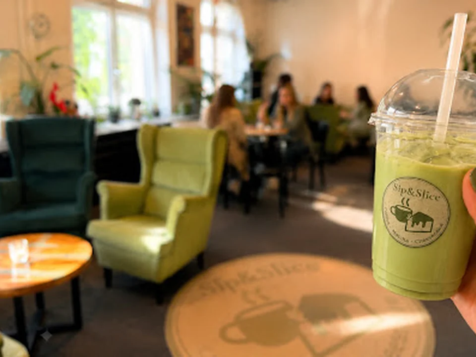 Sip & Slice Café / Matcha / Cheesecake